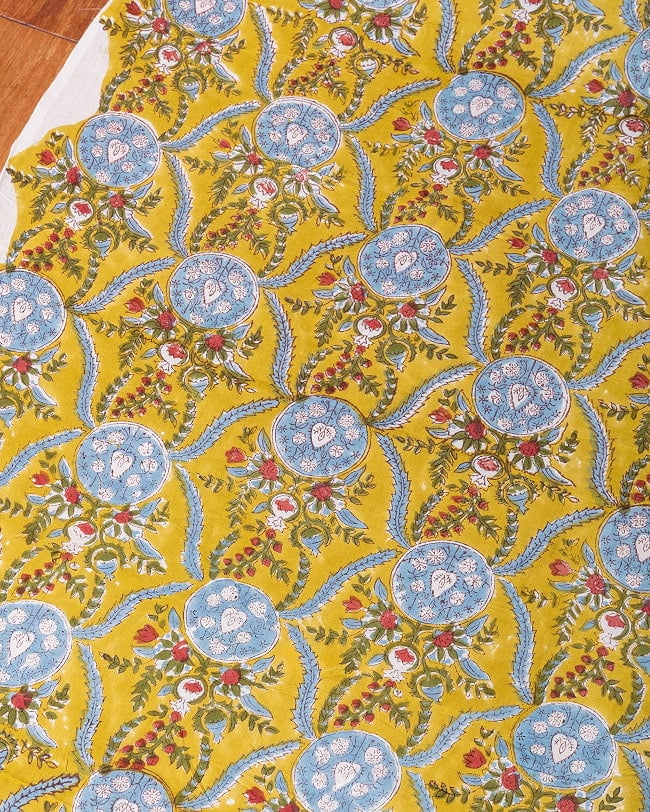 〔1m単位切り売り〕ジャイプル 職人手作り木版染め 色彩美しいボタニカルデザイン〔幅約107cm〕〔黄緑系 更紗柄〕 おしゃれ 生地 テーブルクロス 手芸素材などへの写真