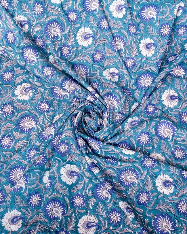 〔1m単位切り売り〕ジャイプル 職人手作り木版染め 色彩美しいボタニカルデザイン〔幅約108cm〕〔青緑系 更紗柄〕 おしゃれ 生地 テーブルクロス 手芸素材などへ 4 - インドならではの布ですね。