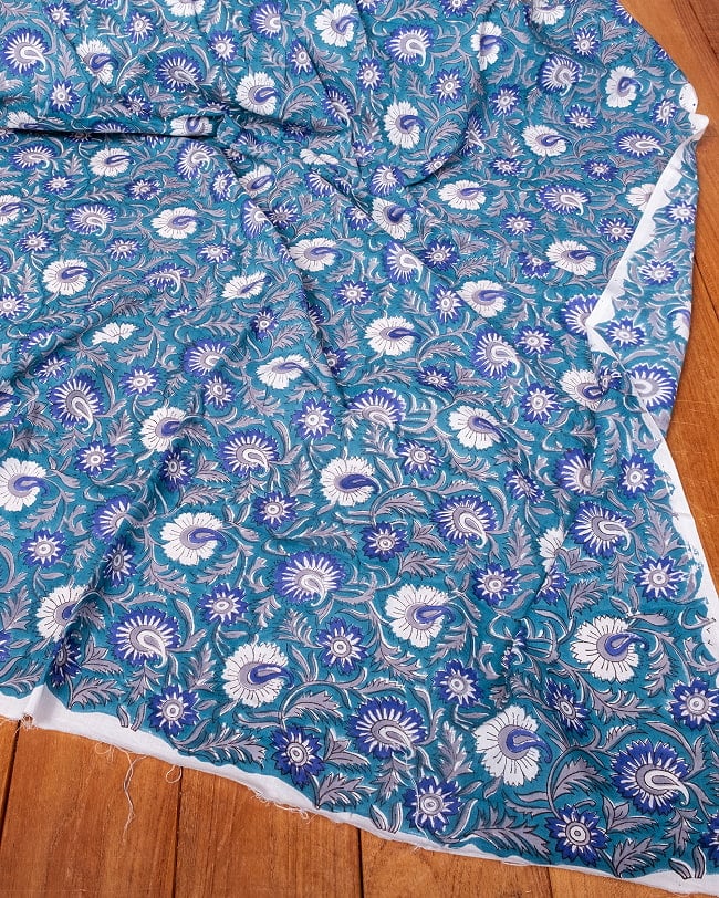 〔1m単位切り売り〕ジャイプル 職人手作り木版染め 色彩美しいボタニカルデザイン〔幅約108cm〕〔青緑系 更紗柄〕 おしゃれ 生地 テーブルクロス 手芸素材などへ 6 - とても良い風合いです