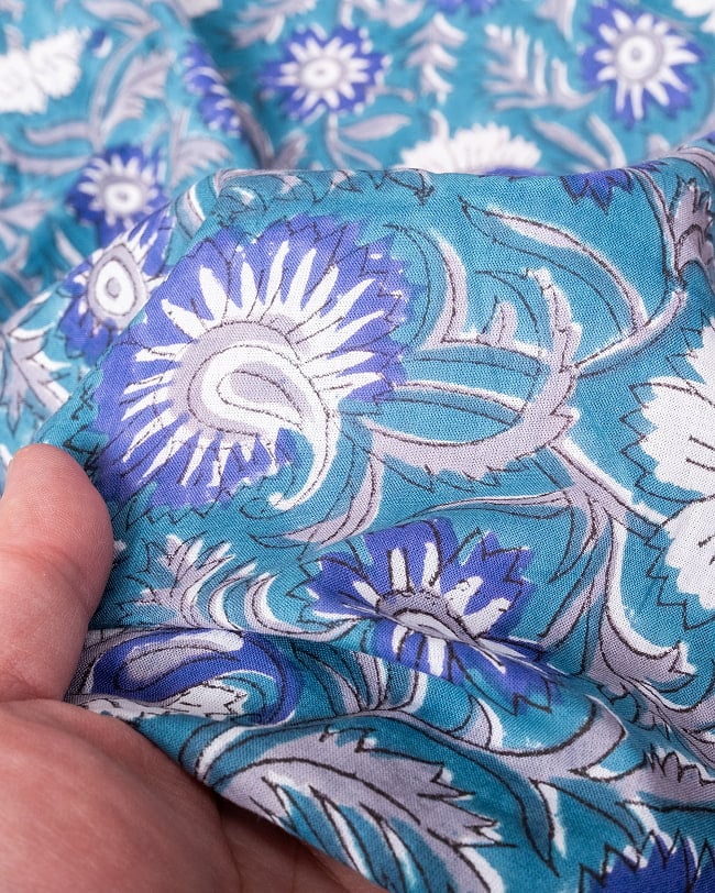 〔1m単位切り売り〕ジャイプル 職人手作り木版染め 色彩美しいボタニカルデザイン〔幅約108cm〕〔青緑系 更紗柄〕 おしゃれ 生地 テーブルクロス 手芸素材などへ 7 - このような生地感になります。ウッドブロックにしか出せない風合いです。