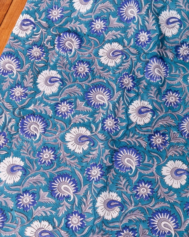 〔1m単位切り売り〕ジャイプル 職人手作り木版染め 色彩美しいボタニカルデザイン〔幅約108cm〕〔青緑系 更紗柄〕 おしゃれ 生地 テーブルクロス 手芸素材などへの写真