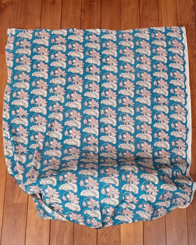 〔1m単位切り売り〕ジャイプル 職人手作り木版染め 色彩美しいボタニカルデザイン〔幅約108cm〕〔青緑系 ロータス柄〕 おしゃれ 生地 テーブルクロス 手芸素材などへ 2 - 生地を広げてみたところです。横幅もしっかりあります。注文個数に応じた長さにカットしてお送りいたします。