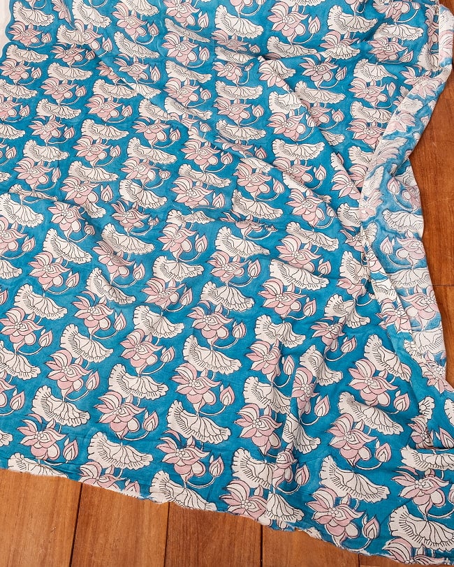 〔1m単位切り売り〕ジャイプル 職人手作り木版染め 色彩美しいボタニカルデザイン〔幅約108cm〕〔青緑系 ロータス柄〕 おしゃれ 生地 テーブルクロス 手芸素材などへ 6 - とても良い風合いです