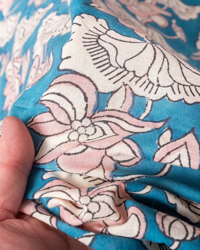 〔1m単位切り売り〕ジャイプル 職人手作り木版染め 色彩美しいボタニカルデザイン〔幅約108cm〕〔青緑系 ロータス柄〕 おしゃれ 生地 テーブルクロス 手芸素材などへ 7 - このような生地感になります。ウッドブロックにしか出せない風合いです。