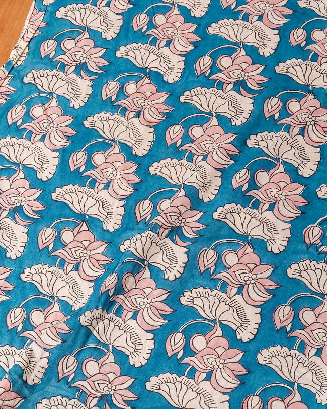 〔1m単位切り売り〕ジャイプル 職人手作り木版染め 色彩美しいボタニカルデザイン〔幅約108cm〕〔青緑系 ロータス柄〕 おしゃれ 生地 テーブルクロス 手芸素材などへの写真