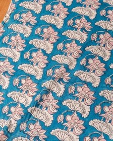 〔1m単位切り売り〕ジャイプル 職人手作り木版染め 色彩美しいボタニカルデザイン〔幅約108cm〕〔青緑系 ロータス柄〕 おしゃれ 生地 テーブルクロス 手芸素材などへ(MB-RSCLTH-1742)