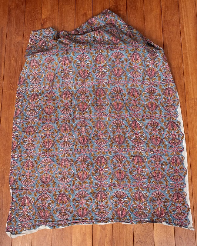 〔1m単位切り売り〕ジャイプル 職人手作り木版染め 色彩美しいボタニカルデザイン〔幅約110cm〕〔グレー系 更紗柄〕 おしゃれ 生地 テーブルクロス 手芸素材などへ 2 - 生地を広げてみたところです。横幅もしっかりあります。注文個数に応じた長さにカットしてお送りいたします。