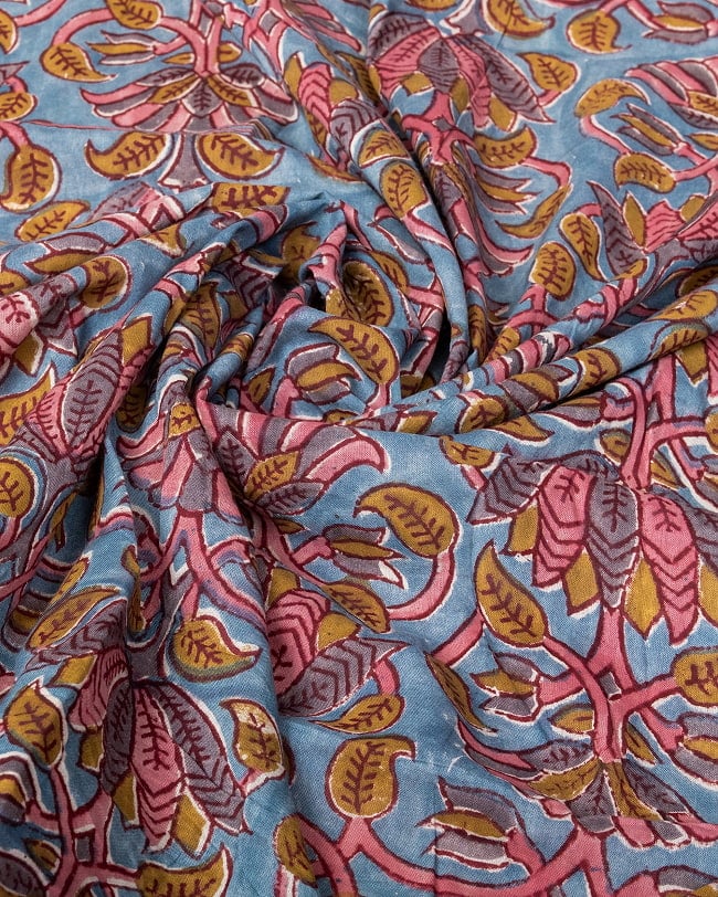 〔1m単位切り売り〕ジャイプル 職人手作り木版染め 色彩美しいボタニカルデザイン〔幅約110cm〕〔グレー系 更紗柄〕 おしゃれ 生地 テーブルクロス 手芸素材などへ 5 - 生地の拡大写真です
