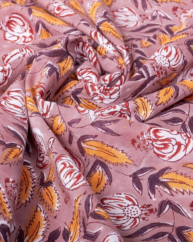 〔1m単位切り売り〕ジャイプル 職人手作り木版染め 色彩美しいボタニカルデザイン〔幅約109cm〕〔あずき×ブラウン系 更紗柄〕 おしゃれ 生地 テーブルクロス 手芸素材などへ 5 - 生地の拡大写真です