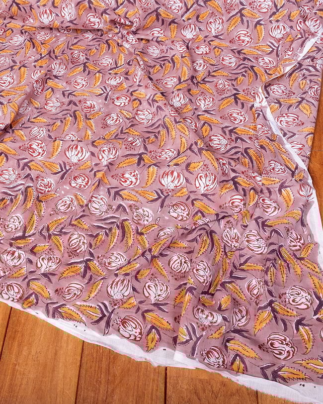 〔1m単位切り売り〕ジャイプル 職人手作り木版染め 色彩美しいボタニカルデザイン〔幅約109cm〕〔あずき×ブラウン系 更紗柄〕 おしゃれ 生地 テーブルクロス 手芸素材などへ 6 - とても良い風合いです