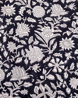 〔1m単位切り売り〕ジャイプル　職人手作り木版染め　色彩美しいボタニカルデザイン〔幅約109cm〕〔ブラック系　更紗柄〕　おしゃれ　生地　テーブルクロス　手芸素材などへ - サブ3