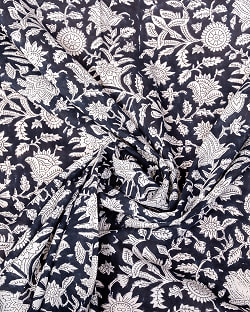 〔1m単位切り売り〕ジャイプル　職人手作り木版染め　色彩美しいボタニカルデザイン〔幅約109cm〕〔ブラック系　更紗柄〕　おしゃれ　生地　テーブルクロス　手芸素材などへ - サブ4