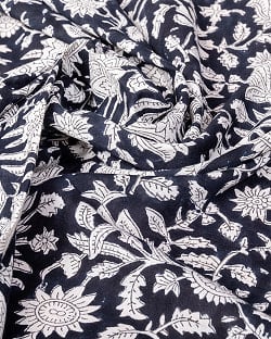 〔1m単位切り売り〕ジャイプル　職人手作り木版染め　色彩美しいボタニカルデザイン〔幅約109cm〕〔ブラック系　更紗柄〕　おしゃれ　生地　テーブルクロス　手芸素材などへ - サブ5