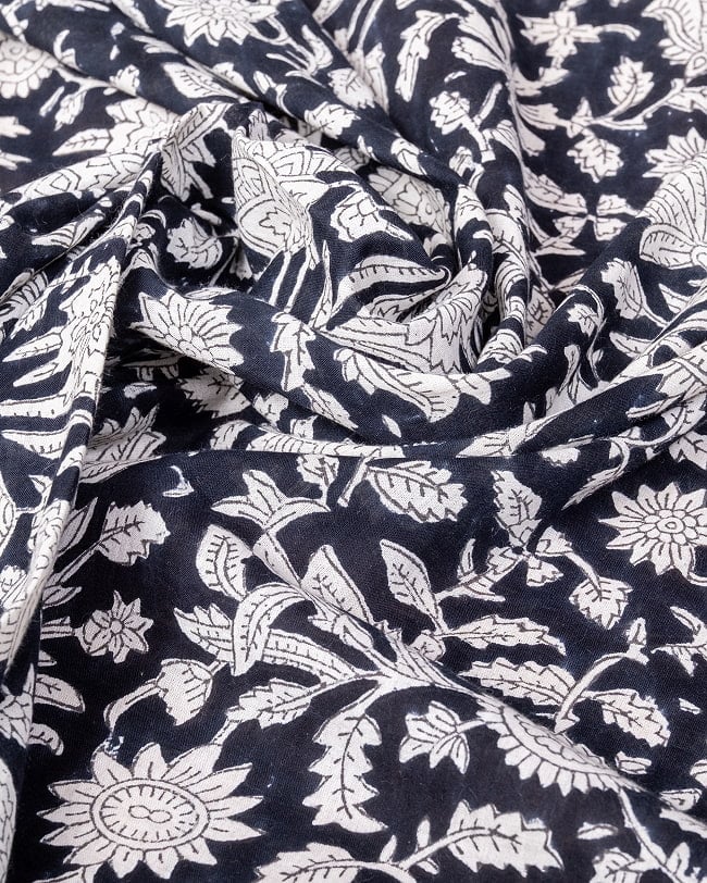 〔1m単位切り売り〕ジャイプル 職人手作り木版染め 色彩美しいボタニカルデザイン〔幅約109cm〕〔ブラック系 更紗柄〕 おしゃれ 生地 テーブルクロス 手芸素材などへ 5 - 生地の拡大写真です