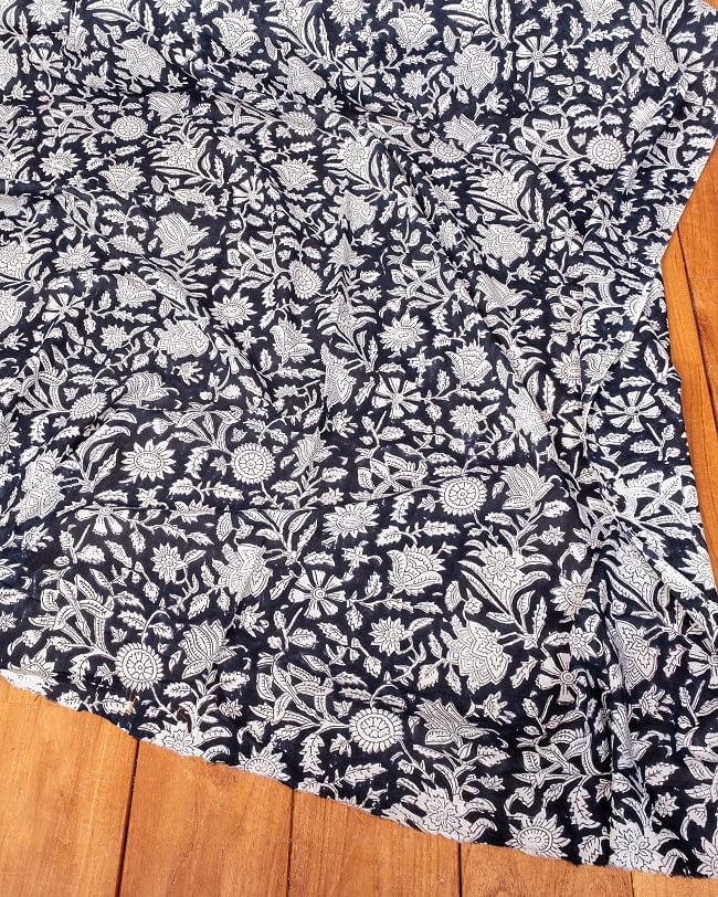 〔1m単位切り売り〕ジャイプル 職人手作り木版染め 色彩美しいボタニカルデザイン〔幅約109cm〕〔ブラック系 更紗柄〕 おしゃれ 生地 テーブルクロス 手芸素材などへ 6 - とても良い風合いです