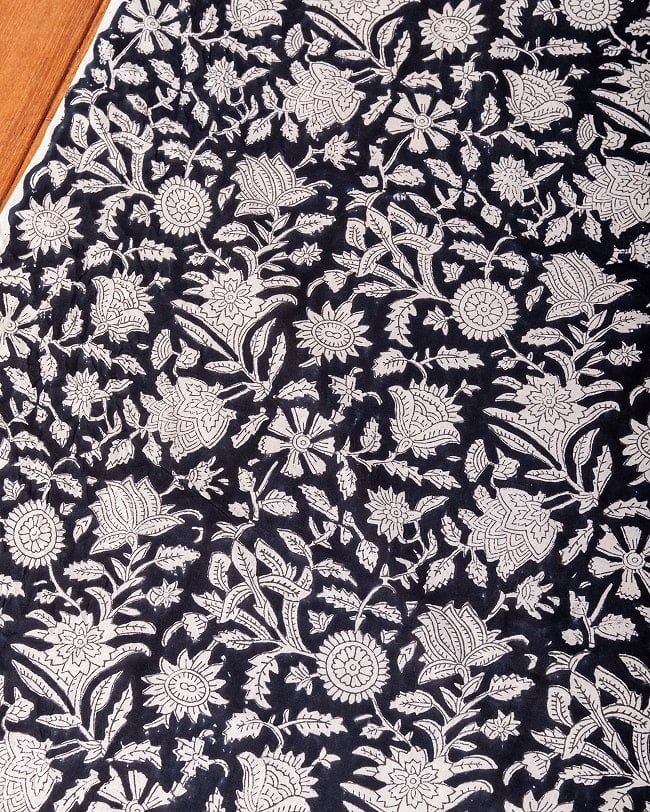 〔1m単位切り売り〕ジャイプル 職人手作り木版染め 色彩美しいボタニカルデザイン〔幅約109cm〕〔ブラック系 更紗柄〕 おしゃれ 生地 テーブルクロス 手芸素材などへの写真