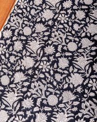 〔1m単位切り売り〕ジャイプル 職人手作り木版染め 色彩美しいボタニカルデザイン〔幅約109cm〕〔ブラック系 更紗柄〕 おしゃれ 生地 テーブルクロス 手芸素材などへ