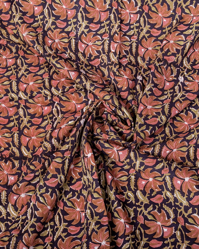 〔1m単位切り売り〕ジャイプル 職人手作り木版染め 色彩美しいボタニカルデザイン〔幅約110cm〕〔ブラック系 更紗柄〕 おしゃれ 生地 テーブルクロス 手芸素材などへ 4 - インドならではの布ですね。