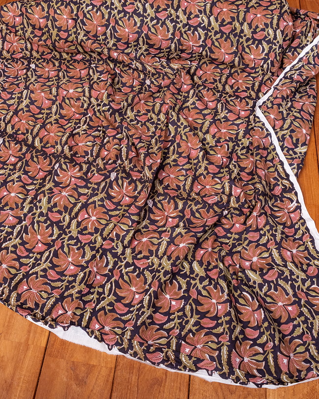 〔1m単位切り売り〕ジャイプル 職人手作り木版染め 色彩美しいボタニカルデザイン〔幅約110cm〕〔ブラック系 更紗柄〕 おしゃれ 生地 テーブルクロス 手芸素材などへ 6 - とても良い風合いです