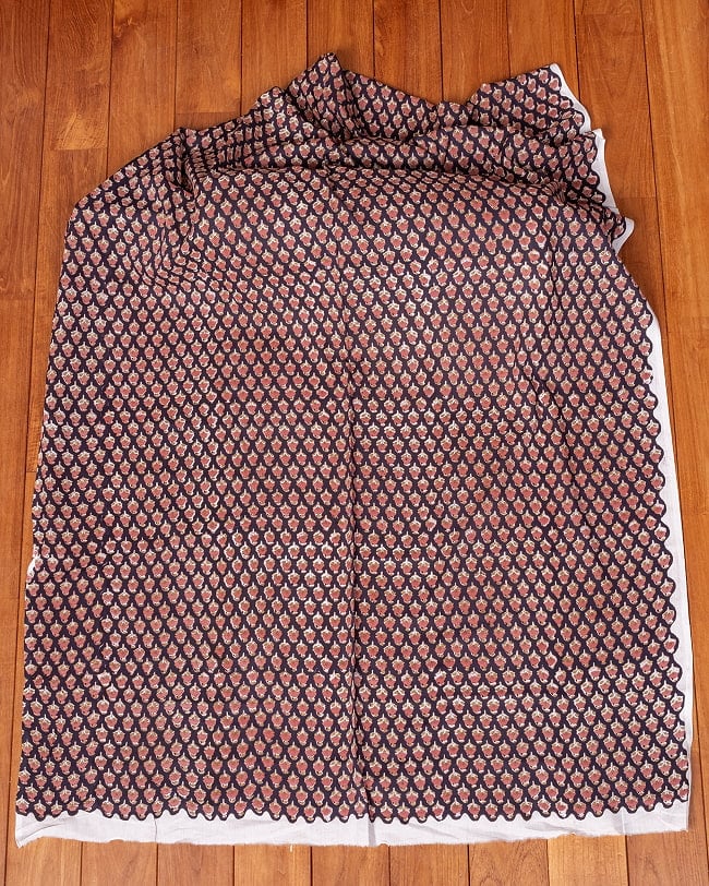 〔1m単位切り売り〕ジャイプル 職人手作り木版染め 色彩美しいボタニカルデザイン〔幅約108cm〕〔ブラック系 小花柄〕 おしゃれ 生地 テーブルクロス 手芸素材などへ 2 - 生地を広げてみたところです。横幅もしっかりあります。注文個数に応じた長さにカットしてお送りいたします。