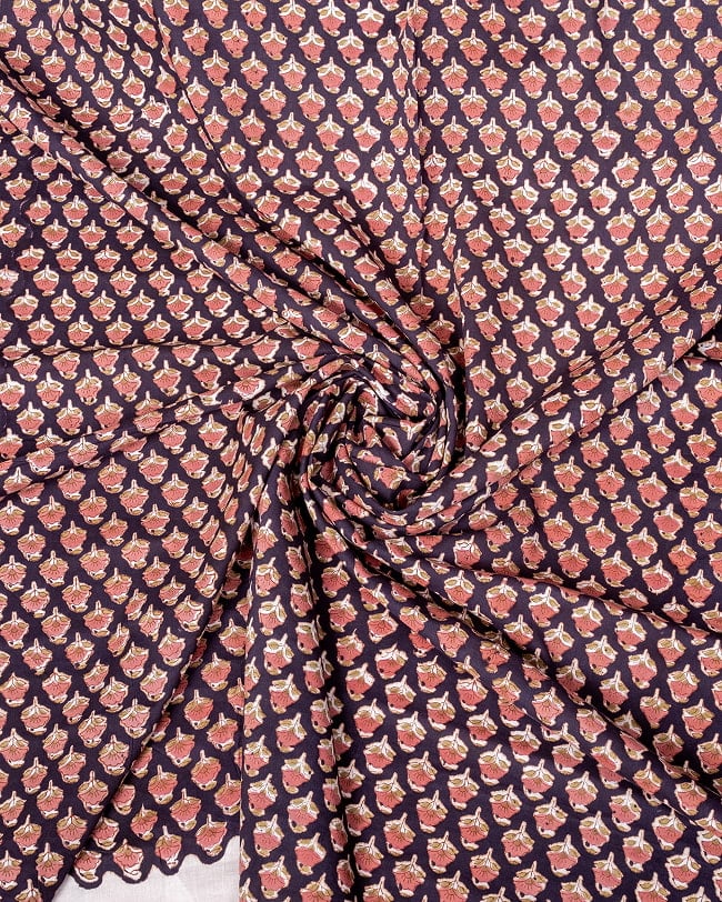 〔1m単位切り売り〕ジャイプル 職人手作り木版染め 色彩美しいボタニカルデザイン〔幅約108cm〕〔ブラック系 小花柄〕 おしゃれ 生地 テーブルクロス 手芸素材などへ 4 - インドならではの布ですね。