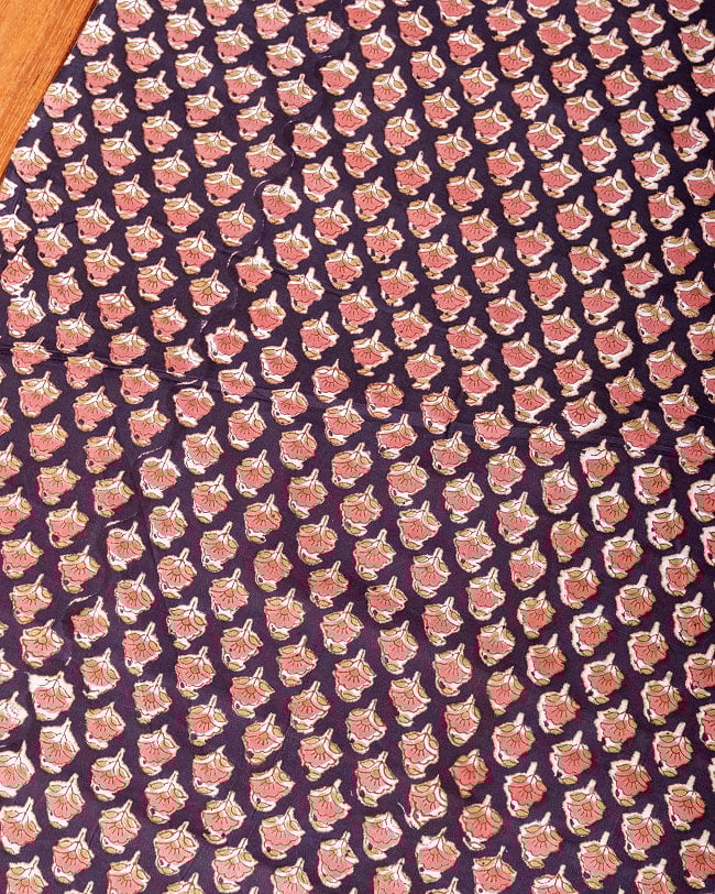 〔1m単位切り売り〕ジャイプル 職人手作り木版染め 色彩美しいボタニカルデザイン〔幅約108cm〕〔ブラック系 小花柄〕 おしゃれ 生地 テーブルクロス 手芸素材などへの写真