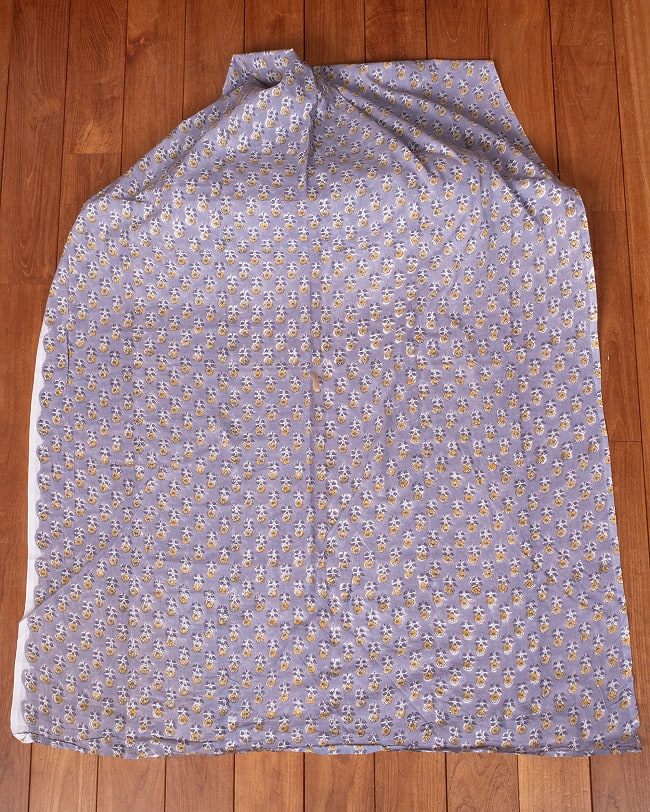 〔1m単位切り売り〕ジャイプル 職人手作り木版染め 色彩美しいボタニカルデザイン〔幅約108cm〕〔グレー系 小花柄〕 おしゃれ 生地 テーブルクロス 手芸素材などへ 2 - 生地を広げてみたところです。横幅もしっかりあります。注文個数に応じた長さにカットしてお送りいたします。