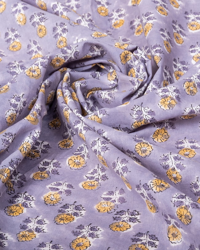 〔1m単位切り売り〕ジャイプル 職人手作り木版染め 色彩美しいボタニカルデザイン〔幅約108cm〕〔グレー系 小花柄〕 おしゃれ 生地 テーブルクロス 手芸素材などへ 5 - 生地の拡大写真です