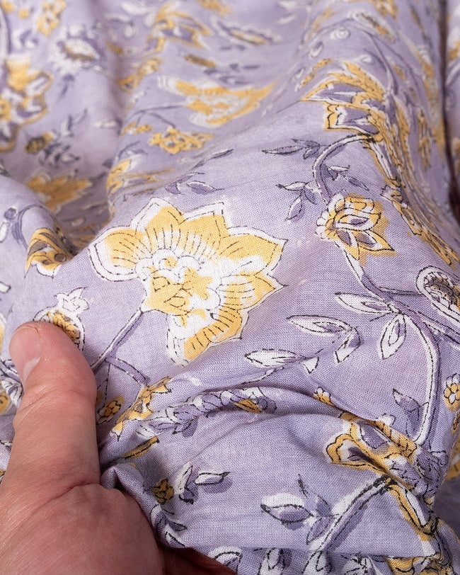 〔1m単位切り売り〕ジャイプル 職人手作り木版染め 色彩美しいボタニカルデザイン〔幅約110cm〕〔グレー系 更紗柄〕 おしゃれ 生地 テーブルクロス 手芸素材などへ 7 - このような生地感になります。ウッドブロックにしか出せない風合いです。