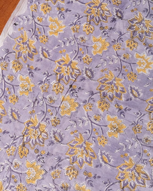 〔1m単位切り売り〕ジャイプル 職人手作り木版染め 色彩美しいボタニカルデザイン〔幅約110cm〕〔グレー系 更紗柄〕 おしゃれ 生地 テーブルクロス 手芸素材などへの写真