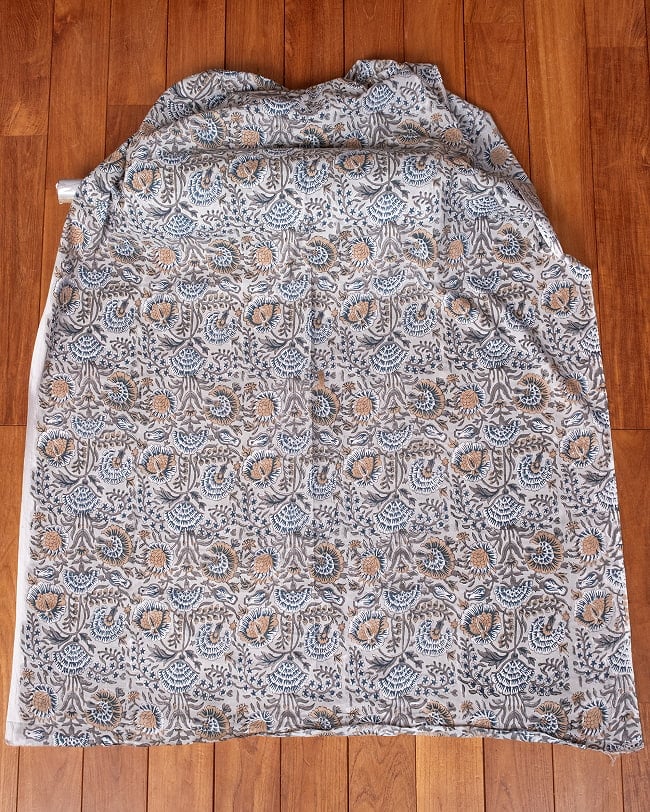 〔1m単位切り売り〕ジャイプル 職人手作り木版染め 色彩美しいボタニカルデザイン〔幅約113cm〕〔薄グレー系 更紗柄〕 おしゃれ 生地 テーブルクロス 手芸素材などへ 2 - 生地を広げてみたところです。横幅もしっかりあります。注文個数に応じた長さにカットしてお送りいたします。