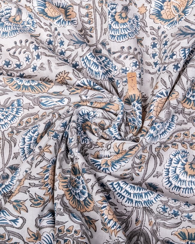 〔1m単位切り売り〕ジャイプル 職人手作り木版染め 色彩美しいボタニカルデザイン〔幅約113cm〕〔薄グレー系 更紗柄〕 おしゃれ 生地 テーブルクロス 手芸素材などへ 4 - インドならではの布ですね。