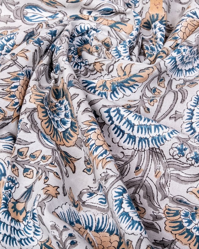 〔1m単位切り売り〕ジャイプル 職人手作り木版染め 色彩美しいボタニカルデザイン〔幅約113cm〕〔薄グレー系 更紗柄〕 おしゃれ 生地 テーブルクロス 手芸素材などへ 5 - 生地の拡大写真です