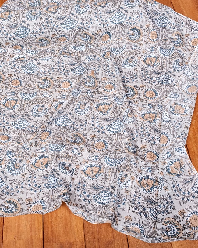 〔1m単位切り売り〕ジャイプル 職人手作り木版染め 色彩美しいボタニカルデザイン〔幅約113cm〕〔薄グレー系 更紗柄〕 おしゃれ 生地 テーブルクロス 手芸素材などへ 6 - とても良い風合いです