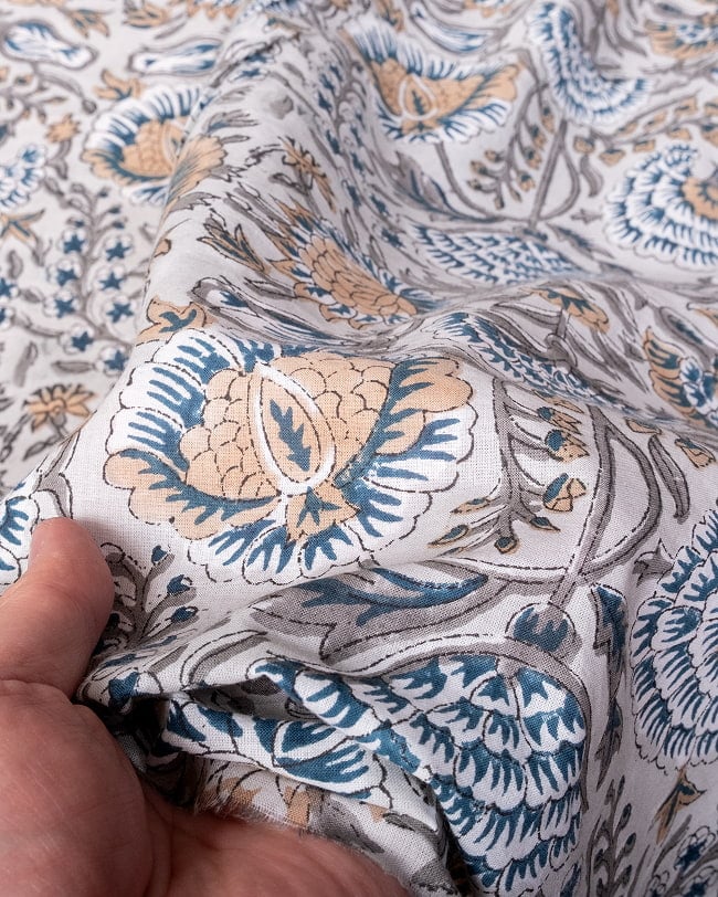 〔1m単位切り売り〕ジャイプル 職人手作り木版染め 色彩美しいボタニカルデザイン〔幅約113cm〕〔薄グレー系 更紗柄〕 おしゃれ 生地 テーブルクロス 手芸素材などへ 7 - このような生地感になります。ウッドブロックにしか出せない風合いです。