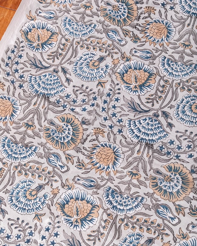 〔1m単位切り売り〕ジャイプル 職人手作り木版染め 色彩美しいボタニカルデザイン〔幅約113cm〕〔薄グレー系 更紗柄〕 おしゃれ 生地 テーブルクロス 手芸素材などへの写真