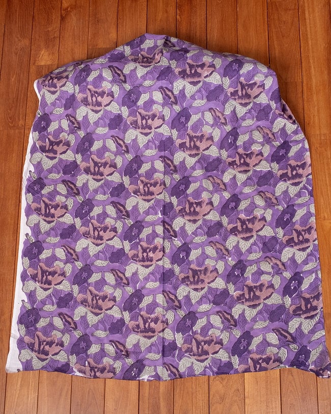 〔1m単位切り売り〕ジャイプル 職人手作り木版染め 色彩美しいボタニカルデザイン〔幅約111cm〕〔パープル系 更紗柄〕 おしゃれ 生地 テーブルクロス 手芸素材などへ 2 - 生地を広げてみたところです。横幅もしっかりあります。注文個数に応じた長さにカットしてお送りいたします。