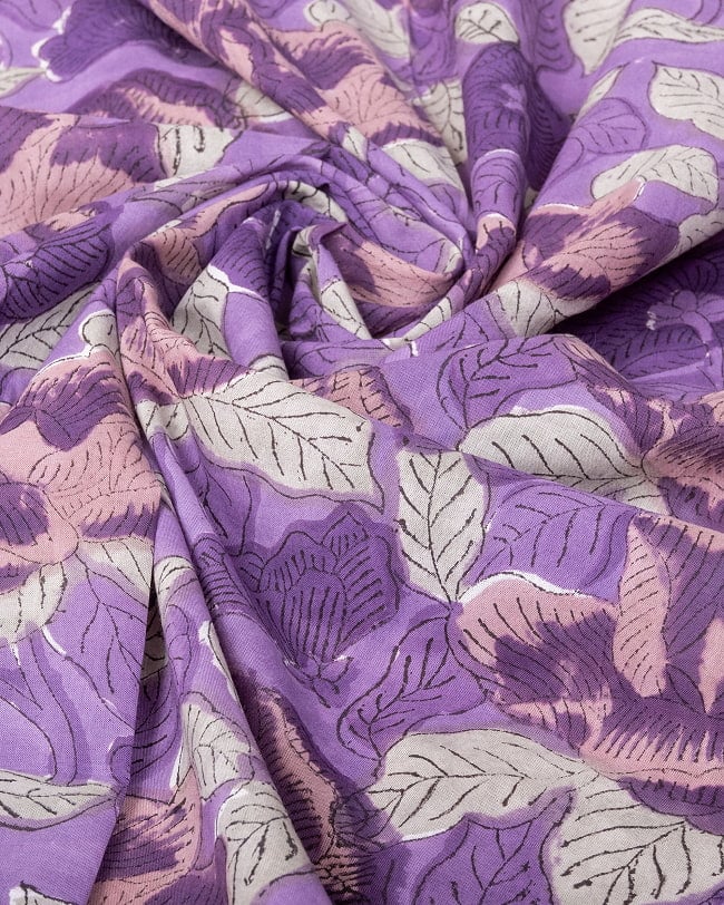〔1m単位切り売り〕ジャイプル 職人手作り木版染め 色彩美しいボタニカルデザイン〔幅約111cm〕〔パープル系 更紗柄〕 おしゃれ 生地 テーブルクロス 手芸素材などへ 5 - 生地の拡大写真です