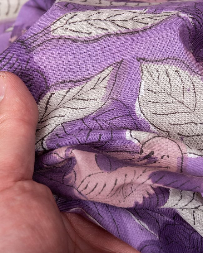 〔1m単位切り売り〕ジャイプル 職人手作り木版染め 色彩美しいボタニカルデザイン〔幅約111cm〕〔パープル系 更紗柄〕 おしゃれ 生地 テーブルクロス 手芸素材などへ 7 - このような生地感になります。ウッドブロックにしか出せない風合いです。
