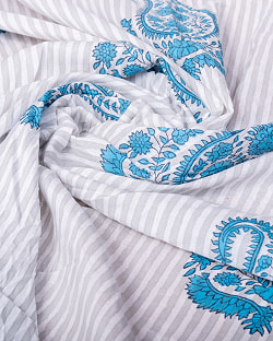 〔1m単位切り売り〕ジャイプル　職人手作り木版染め　色彩美しいボタニカルデザイン〔幅約109cm〕〔白×グレー×青系　ストライプペイズリー〕　おしゃれ　生地　テーブルクロス　手芸素材などへ - サブ5