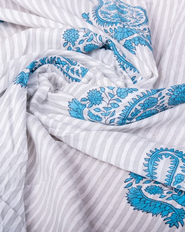 〔1m単位切り売り〕ジャイプル 職人手作り木版染め 色彩美しいボタニカルデザイン〔幅約109cm〕〔白×グレー×青系 ストライプペイズリー〕 おしゃれ 生地 テーブルクロス 手芸素材などへ 5 - 生地の拡大写真です