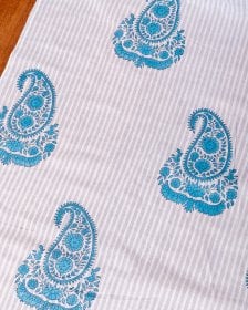 〔1m単位切り売り〕ジャイプル 職人手作り木版染め 色彩美しいボタニカルデザイン〔幅約109cm〕〔白×グレー×青系 ストライプペイズリー〕 おしゃれ 生地 テーブルクロス 手芸素材などへ(MB-RSCLTH-1752)