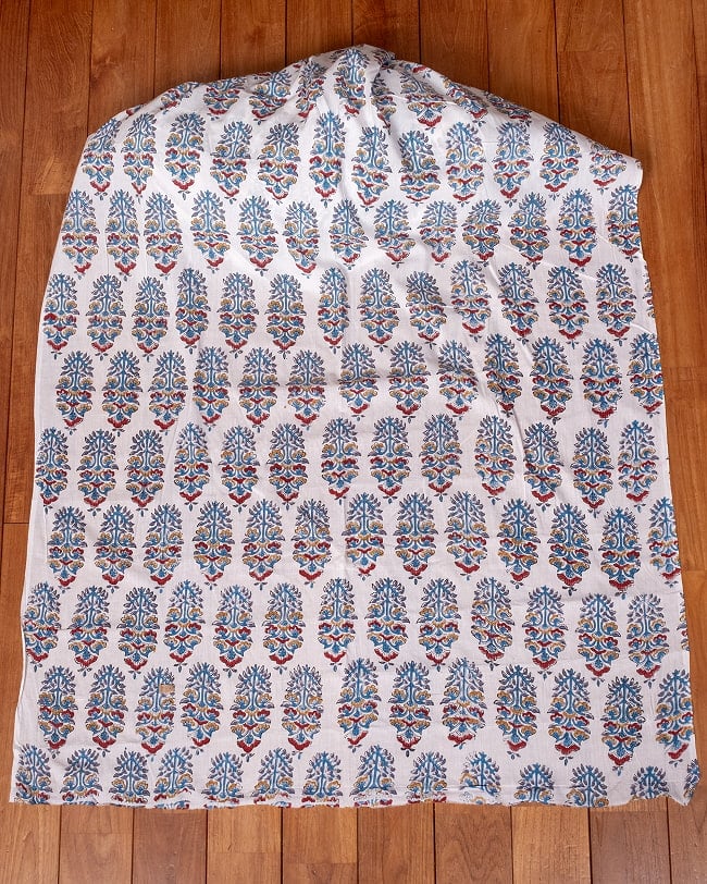 〔1m単位切り売り〕ジャイプル 職人手作り木版染め 色彩美しいボタニカルデザイン〔幅約109cm〕〔白×青×赤×橙系 更紗柄〕 おしゃれ 生地 テーブルクロス 手芸素材などへ 2 - 生地を広げてみたところです。横幅もしっかりあります。注文個数に応じた長さにカットしてお送りいたします。