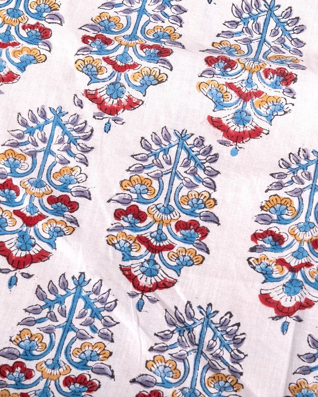 〔1m単位切り売り〕ジャイプル 職人手作り木版染め 色彩美しいボタニカルデザイン〔幅約109cm〕〔白×青×赤×橙系 更紗柄〕 おしゃれ 生地 テーブルクロス 手芸素材などへ 3 - 1mの長さごとにご購入いただけます。