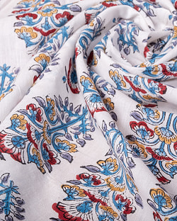 〔1m単位切り売り〕ジャイプル　職人手作り木版染め　色彩美しいボタニカルデザイン〔幅約109cm〕〔白×青×赤×橙系　更紗柄〕　おしゃれ　生地　テーブルクロス　手芸素材などへ - サブ5