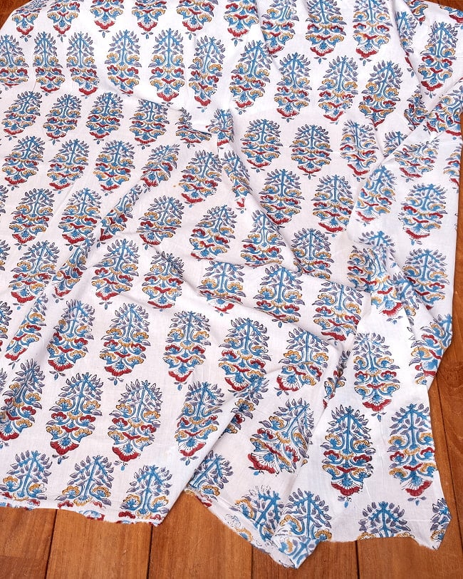 〔1m単位切り売り〕ジャイプル 職人手作り木版染め 色彩美しいボタニカルデザイン〔幅約109cm〕〔白×青×赤×橙系 更紗柄〕 おしゃれ 生地 テーブルクロス 手芸素材などへ 6 - とても良い風合いです