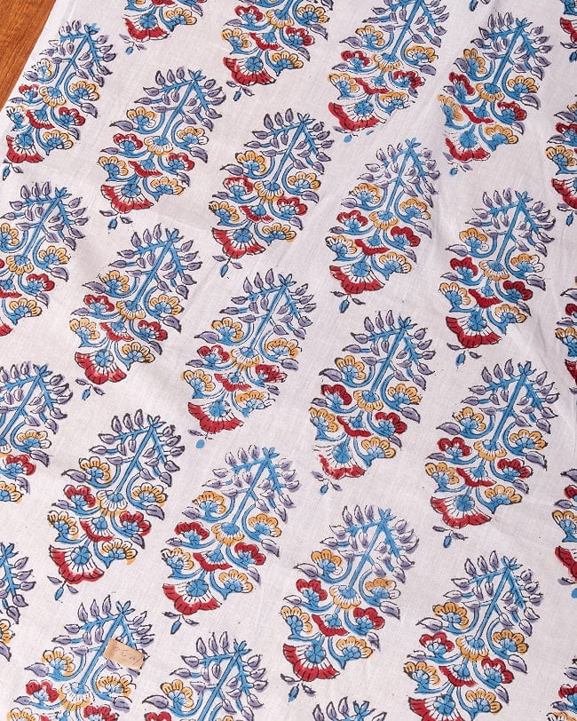 〔1m単位切り売り〕ジャイプル 職人手作り木版染め 色彩美しいボタニカルデザイン〔幅約109cm〕〔白×青×赤×橙系 更紗柄〕 おしゃれ 生地 テーブルクロス 手芸素材などへの写真