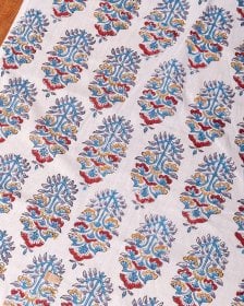 〔1m単位切り売り〕ジャイプル 職人手作り木版染め 色彩美しいボタニカルデザイン〔幅約109cm〕〔白×青×赤×橙系 更紗柄〕 おしゃれ 生地 テーブルクロス 手芸素材などへ(MB-RSCLTH-1753)