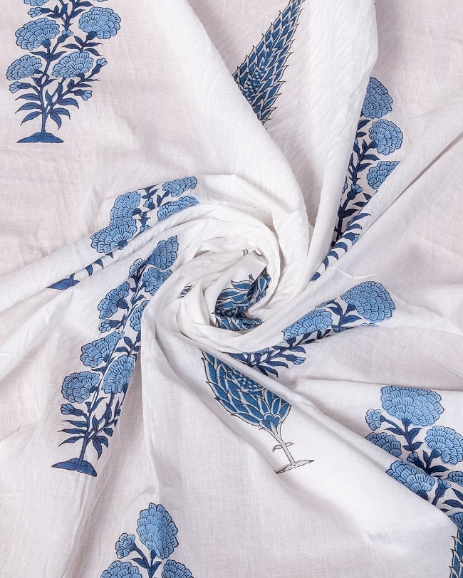 〔1m単位切り売り〕ジャイプル 職人手作り木版染め 色彩美しいボタニカルデザイン〔幅約110cm〕〔白×青系 植物柄〕 おしゃれ 生地 テーブルクロス 手芸素材などへ 4 - インドならではの布ですね。