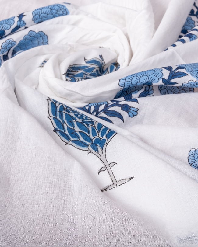 〔1m単位切り売り〕ジャイプル 職人手作り木版染め 色彩美しいボタニカルデザイン〔幅約110cm〕〔白×青系 植物柄〕 おしゃれ 生地 テーブルクロス 手芸素材などへ 5 - 生地の拡大写真です